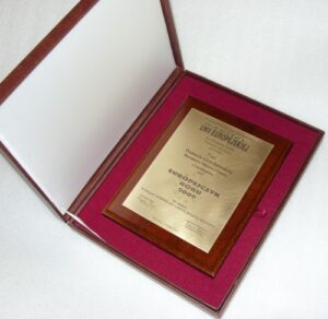 Dyplom grawerowany w laminacie metalizownym na desce dębowej w etui