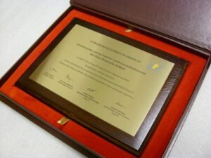 Dyplom grawerowany w laminacie metalizowanym na desce dębowej w etui