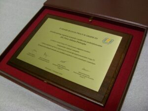 Dyplom grawerowany w mosiądzu szlifowany na desce dębowej w etui
