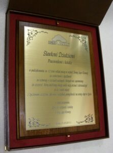 Dyplom grawerowany w laminacie grawerskim metalizowanymlz 990 na desce dębowej