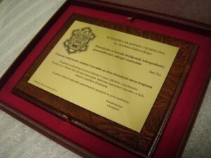 Dyplom grawerowany w laminacie metalizowanym na desce dębowej w etui