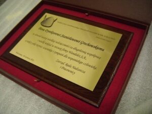 Dyplom grawerowany w laminacie metalizowany na desce dębowej w etui 