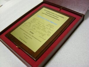 Dyplom grawerowany w mosiądzu szlifowanym złotym na desce dębowej w etui