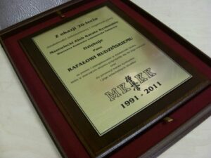 Dyplom grawerowany w mosiądzu szlifowanym na desce dębowej