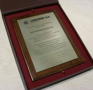 Dyplom grawerowany w mosiądzu szlifowanym na desce dębowej w etui