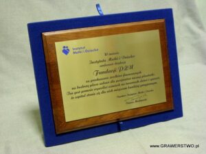 Wkładka do etui w kolorze niebieskim z dyplomem grawerowanym na desce dębowej
