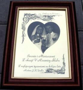 Dyplom pamiątkowy grawerowany w laminacie umieszczony w ozdobnej ramce