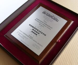 Dyplom grawerowany w laminacie metalizowany na desce dębowej w etui