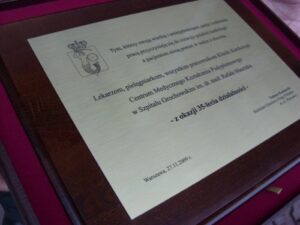 Dyplom wykonany z laminatu metalizowanego na desce dębowej w etui