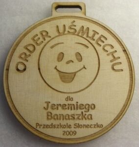 Medal uśmiechu grawerowany laserowo w sklejce liściastej 4 mm