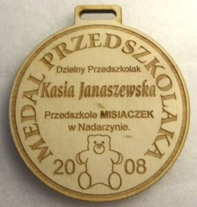 Medal przedszkolaka grawerowany laserem CO2 w sklejce liściastej 4 mm
