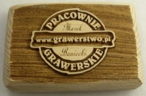 Logo firmy www.grawerstwo.pl wykonane laserem CO2 na drewnie