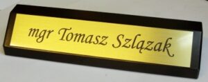 Biurowy klocek wizytowy - tabliczka z laminatu metalizowanego grawerowana
