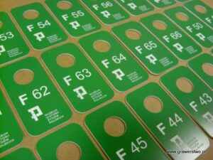  Numerki szatniowe grawerowane z zielonego laminatu grawerskiego LZ-905